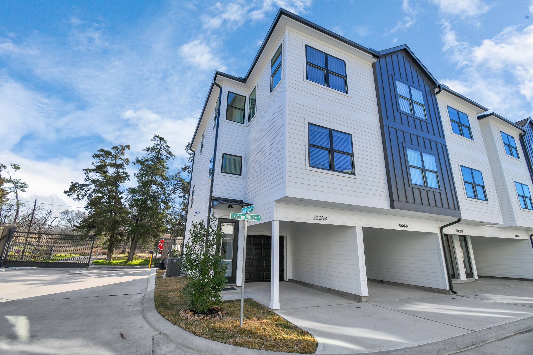 2007 Laverne Holw Lane, Unit B Houston, TX 77080 - Photo 3 of 29