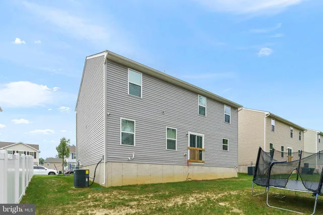 a view of a dry yard