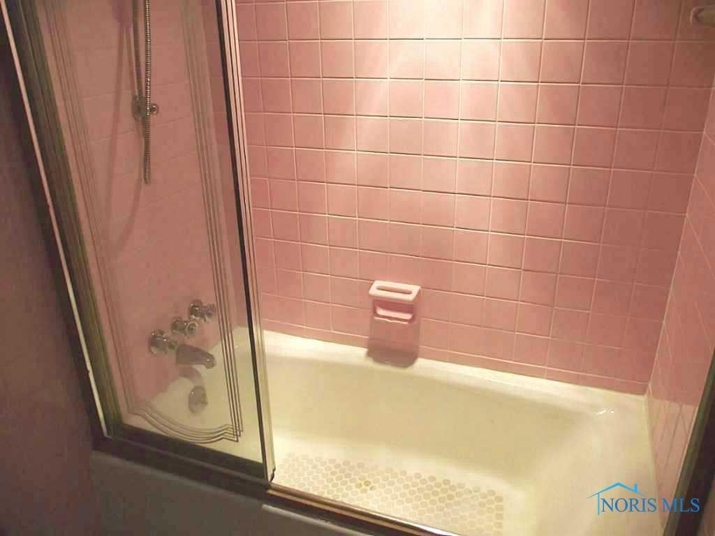 2905 Sequoia Road Toledo, OH 43617 - Photo 12 of 15 Full Bath.