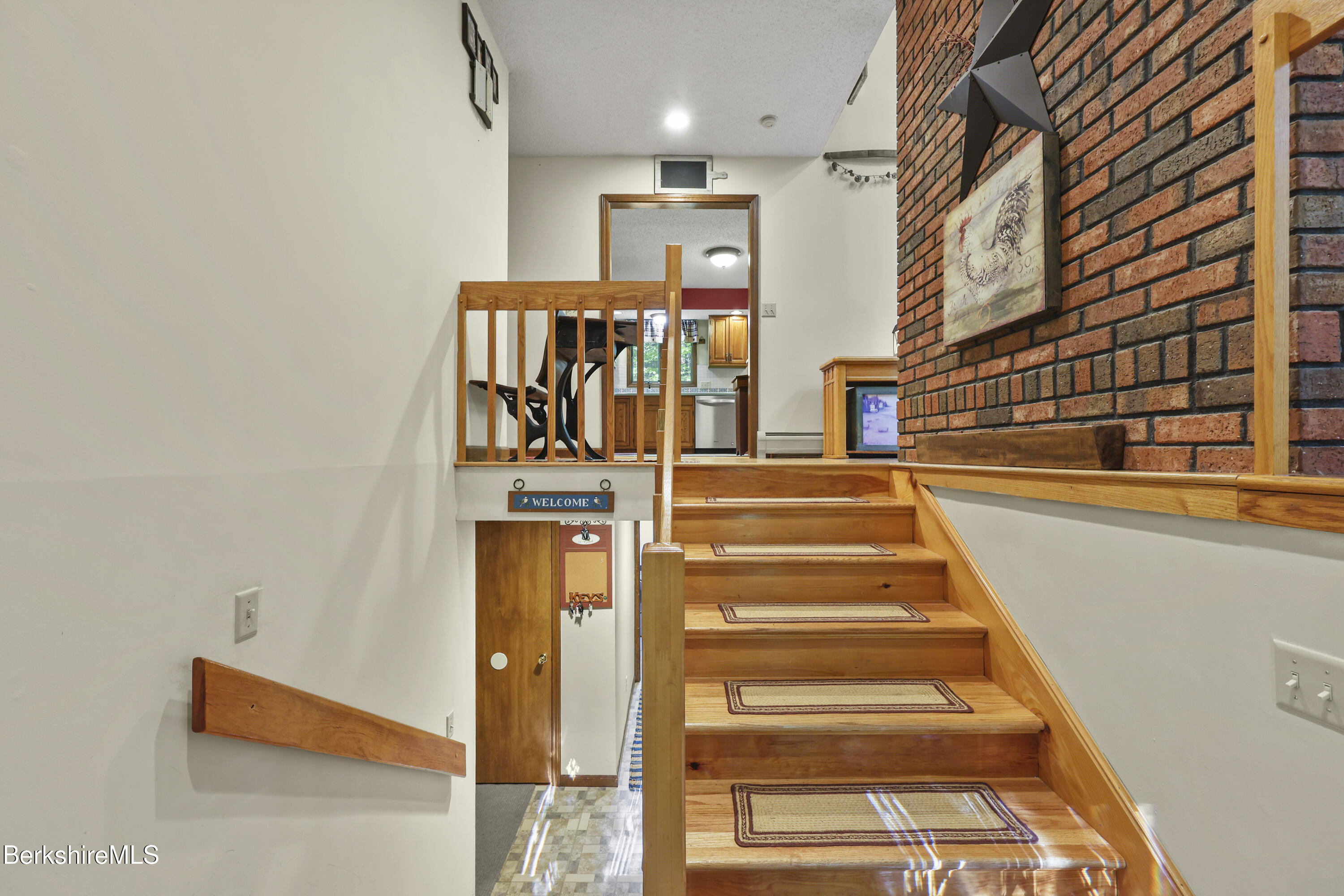 156 Bailey Road Lanesborough, MA 01237 - Photo 4 of 49 Front entry to split level