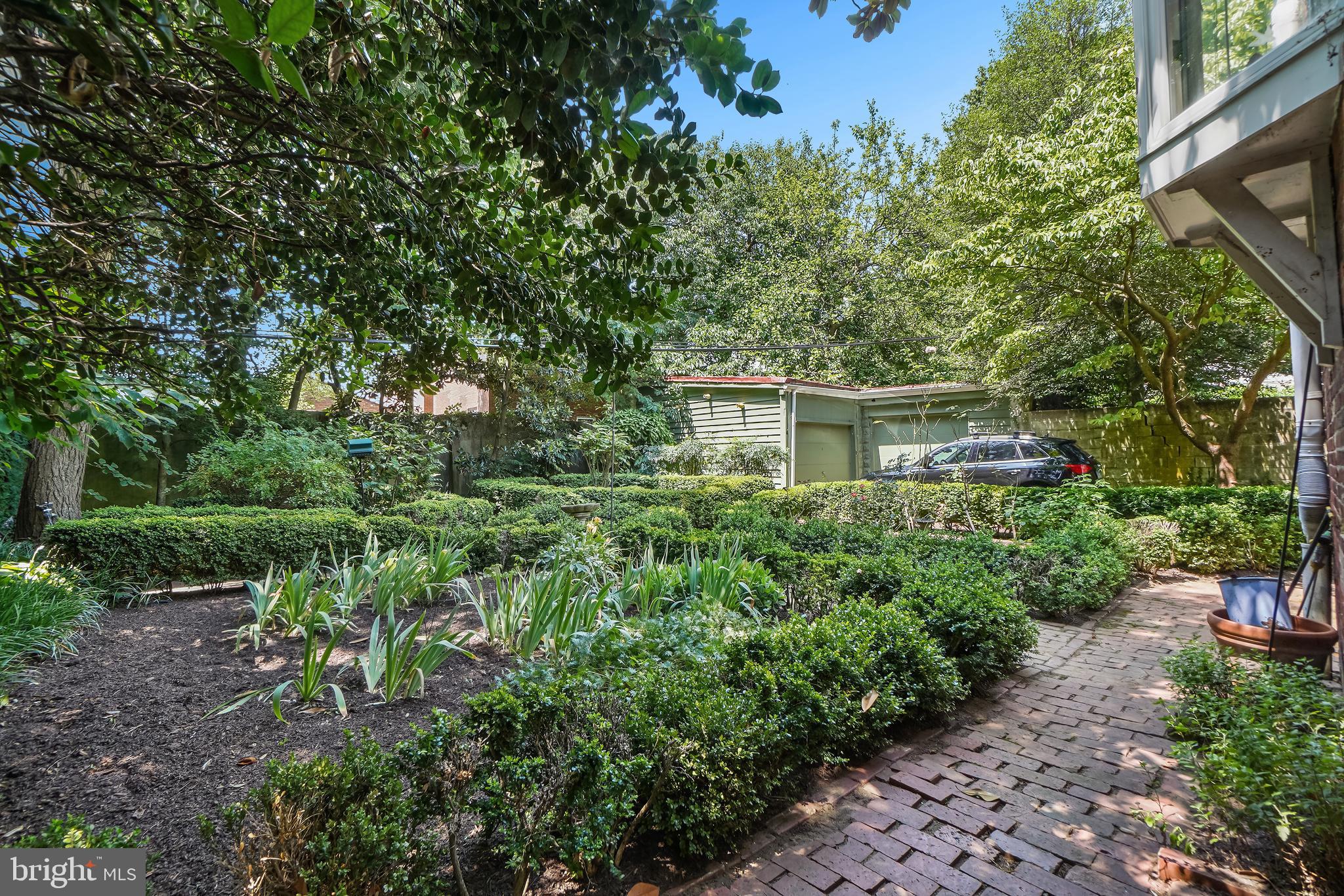 41 Cornhill Street Annapolis, MD 21401 - Photo 33 of 36 a view of a house with a yard