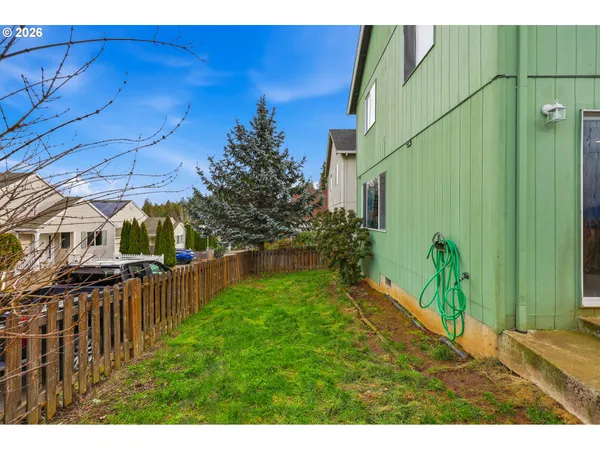 a view of a backyard