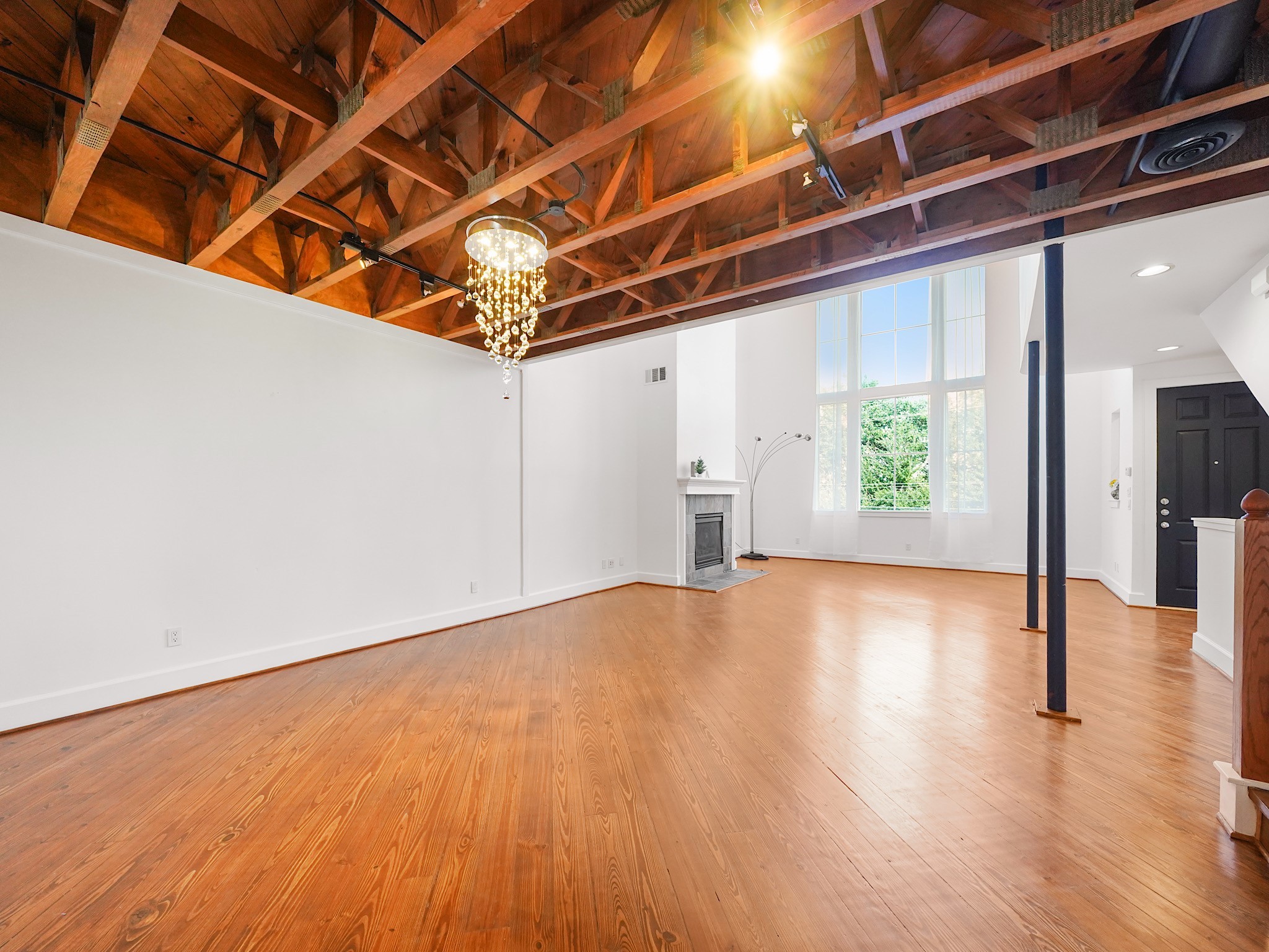 907 Hartman Street Houston, TX 77007 - Photo 12 of 34 a view of an empty room