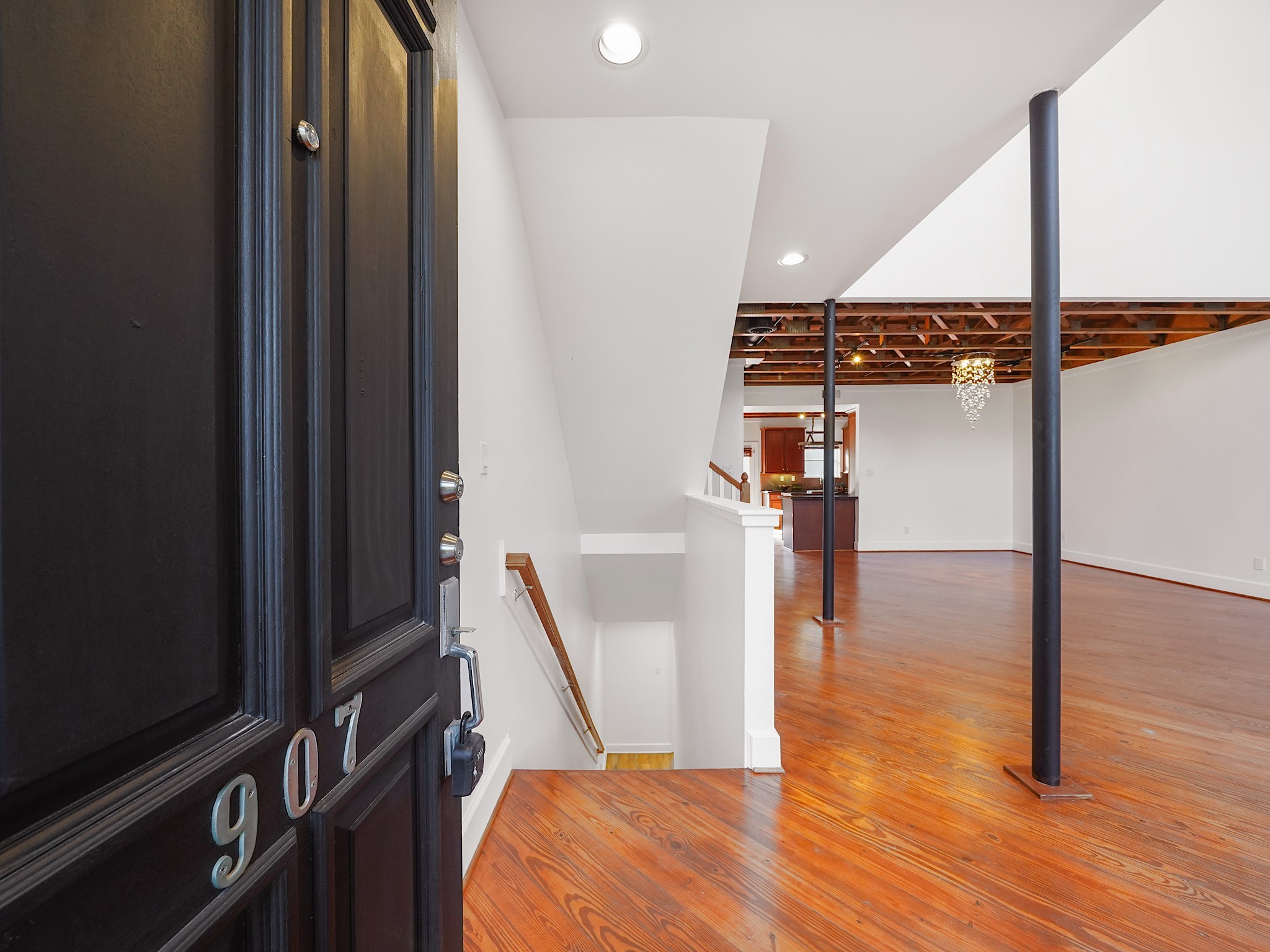 907 Hartman Street Houston, TX 77007 - Photo 6 of 34 a view of hallway with wooden floor