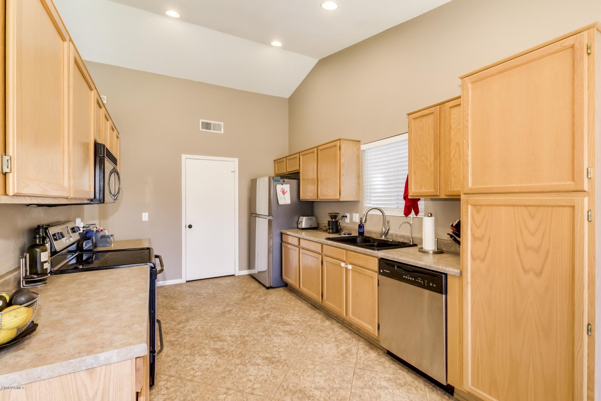 3508 East Utopia Road Phoenix, AZ 85050 - Photo 6 of 20 Kitchen