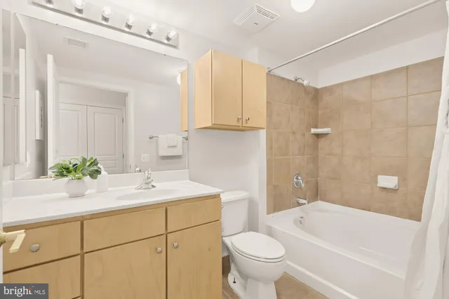 $655,000 | 616 E Street Northwest, Unit 447, Washington, DC 20004