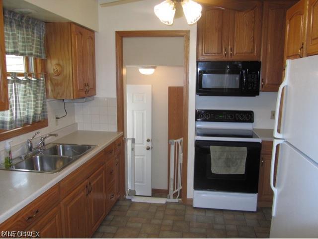 7014 Snow Road Parma, OH 44129 - Photo 4 of 25