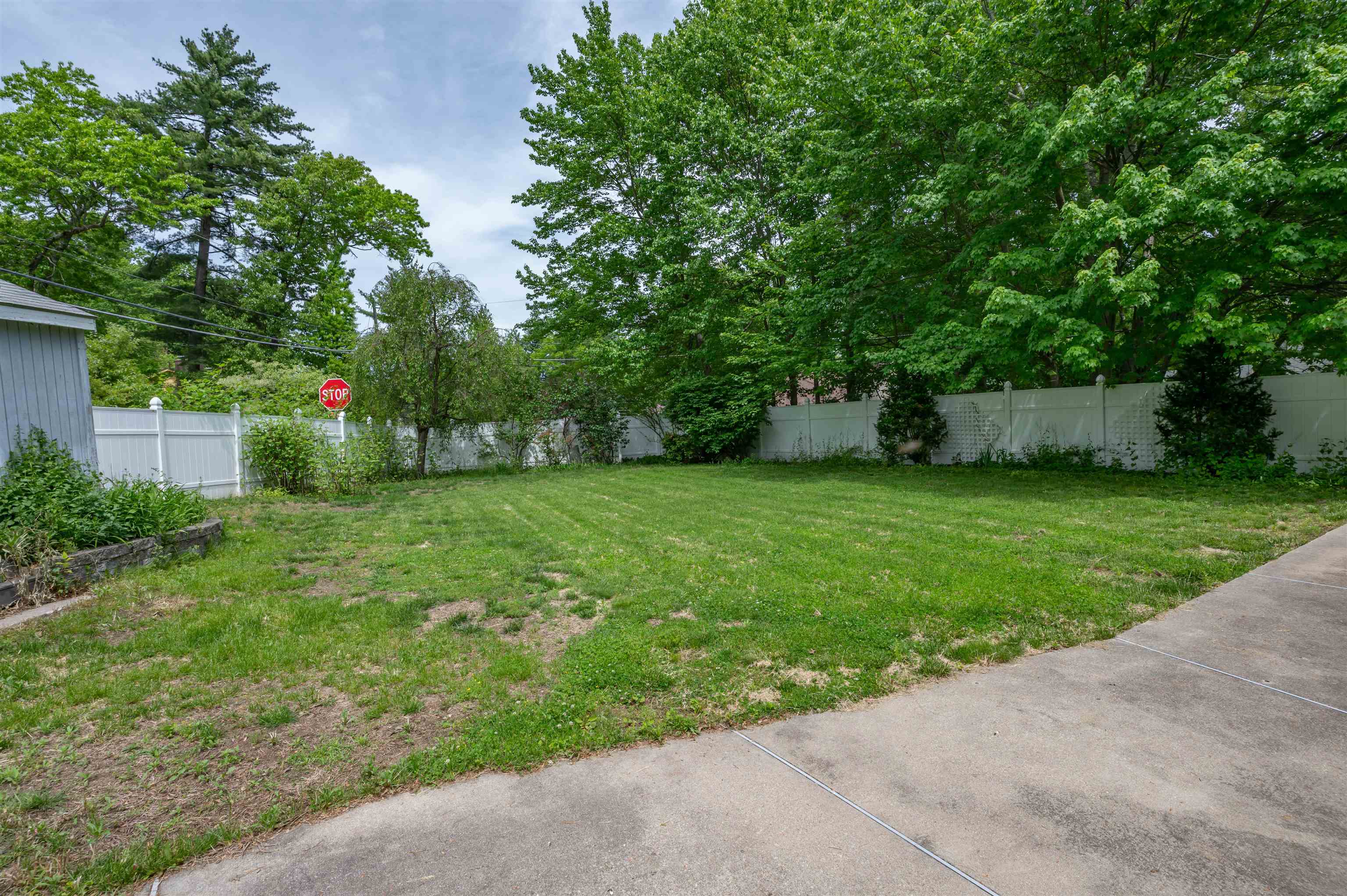 192 Searles Road Nashua, NH 03062 - Photo 12 of 46