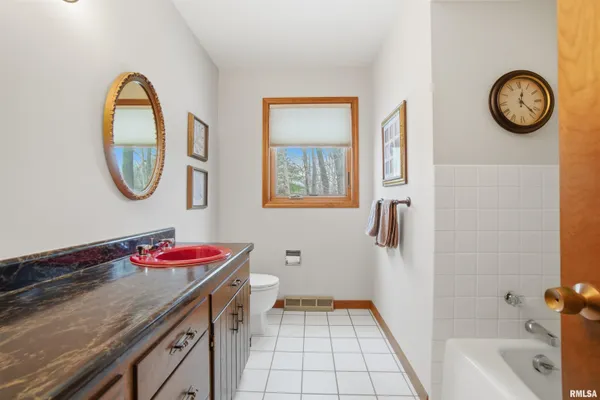 $359,900 | 229 East Far Hills Drive, East Peoria, IL 61611