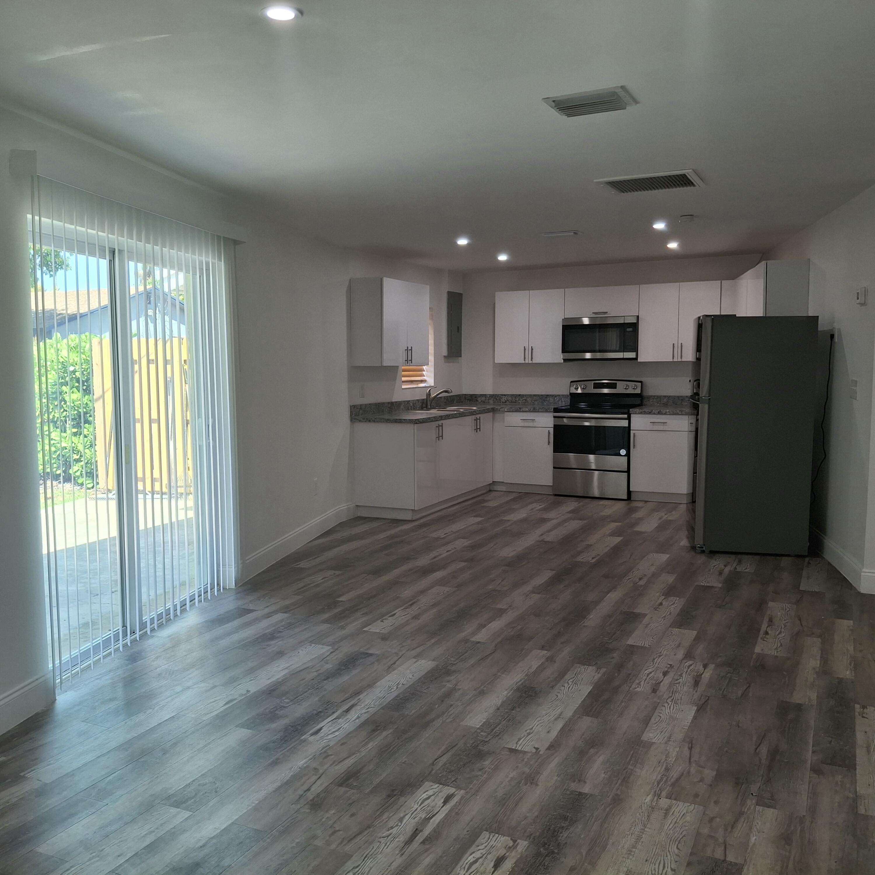 1097 Wilkinson Road, Unit B Lake Worth, FL 33462 - Photo 4 of 21 Living Area