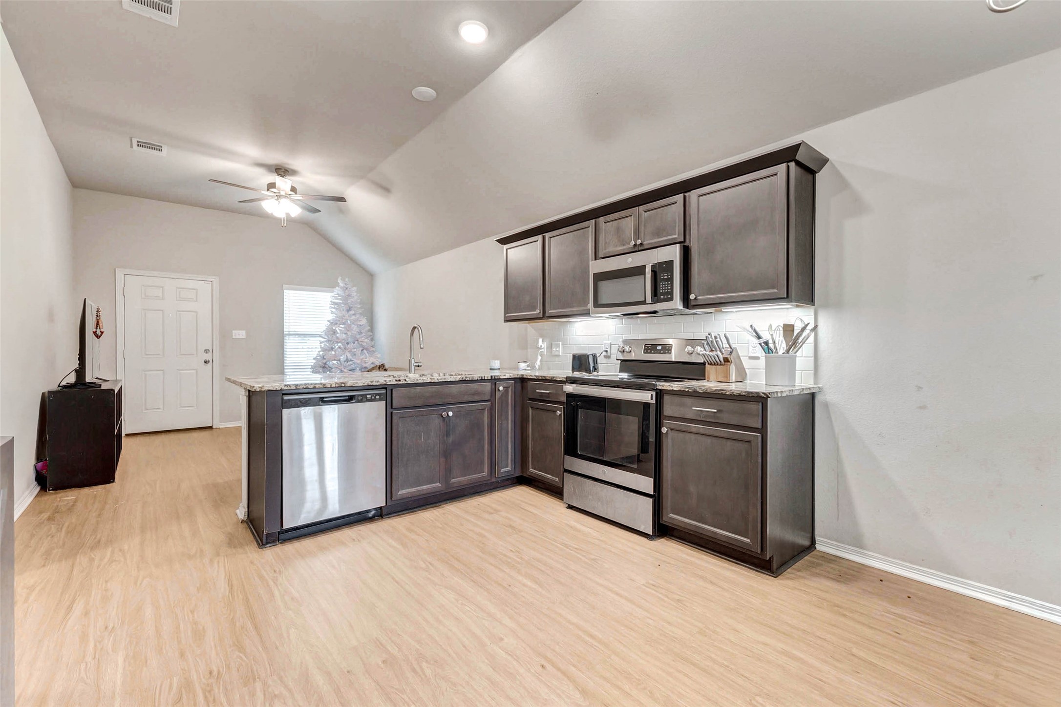 2855 Messenger Way Bryan, TX 77803 - Photo 7 of 24 Gallery Image 7