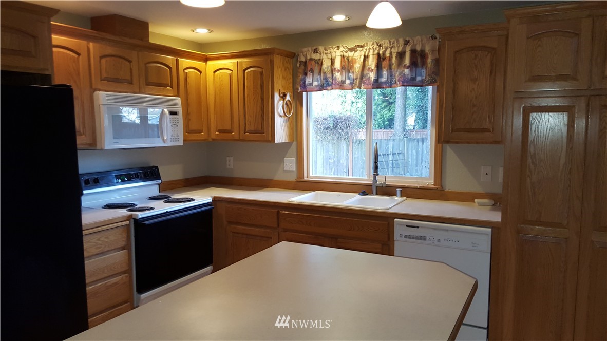 5519 148th Place Southwest Edmonds, WA 98026 - Photo 6 of 22 Gallery Image 6
