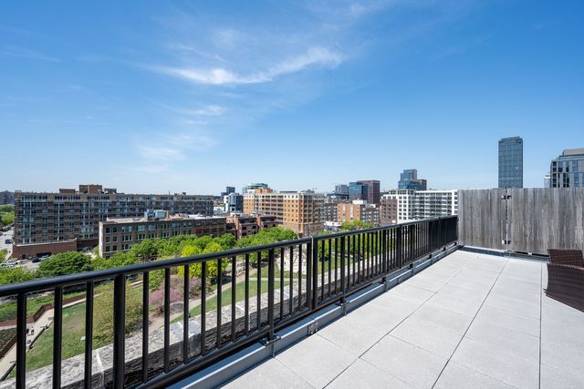 850 West Adams Street, Unit 6E Chicago, IL 60607 - Photo 14 of 14 a view of city from balcony
