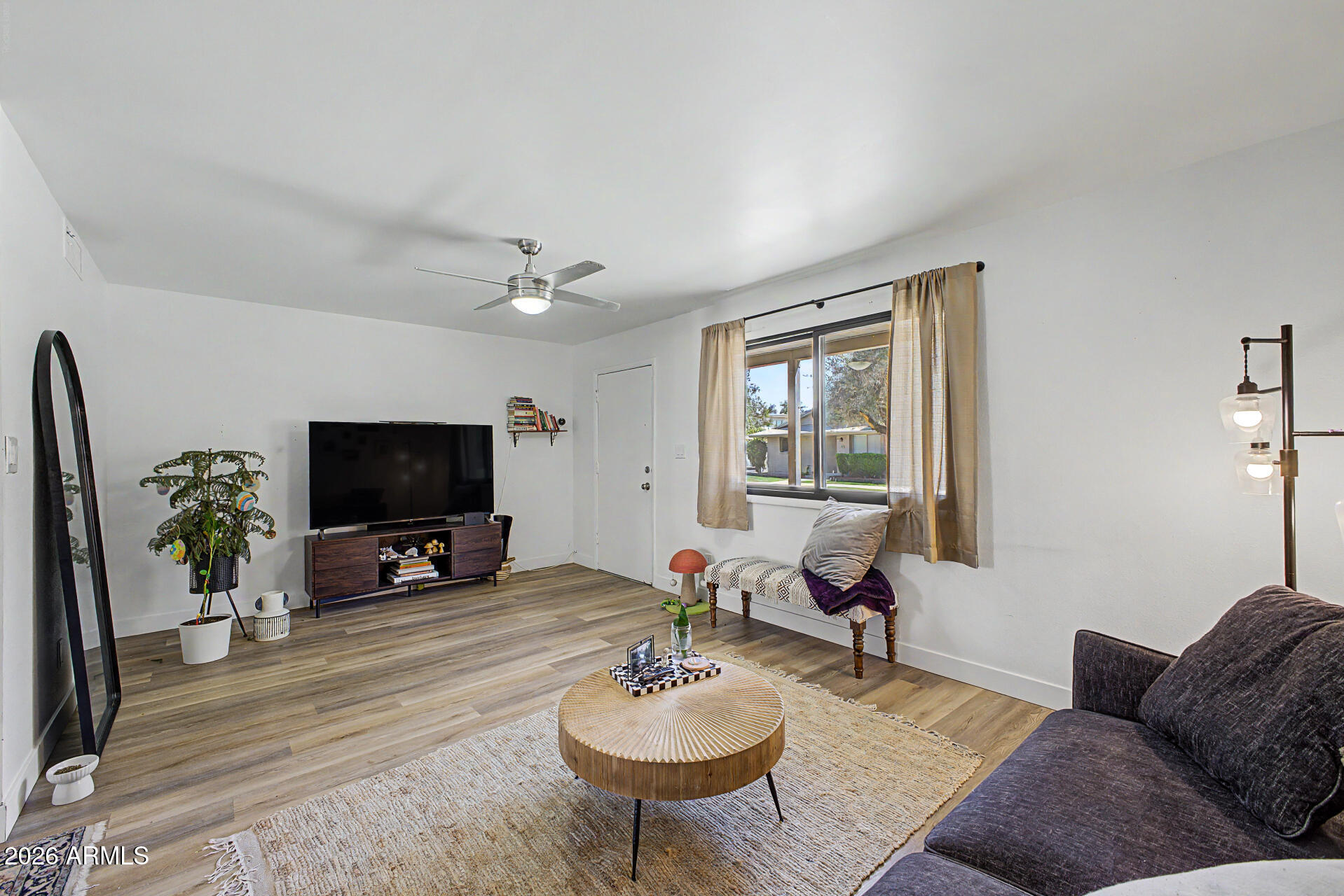 225 North Standage, Unit 44 Mesa, AZ 85201 - Photo 6 of 32 Living Room