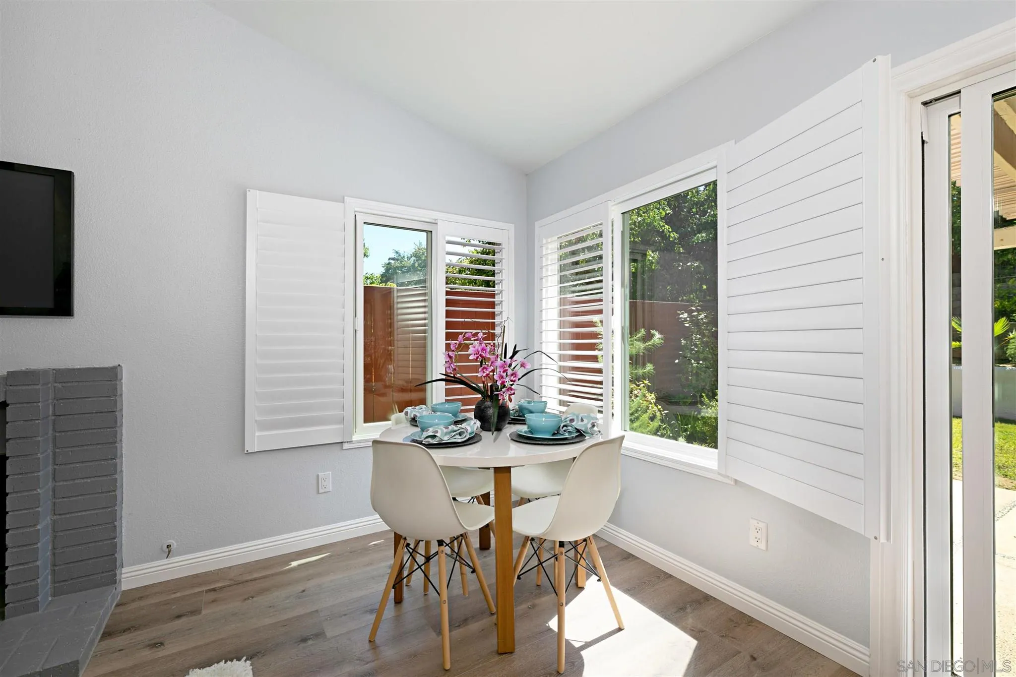 574 Gardendale Road Encinitas, CA 92024 - Photo 17 of 53 a dining room with furniture and window