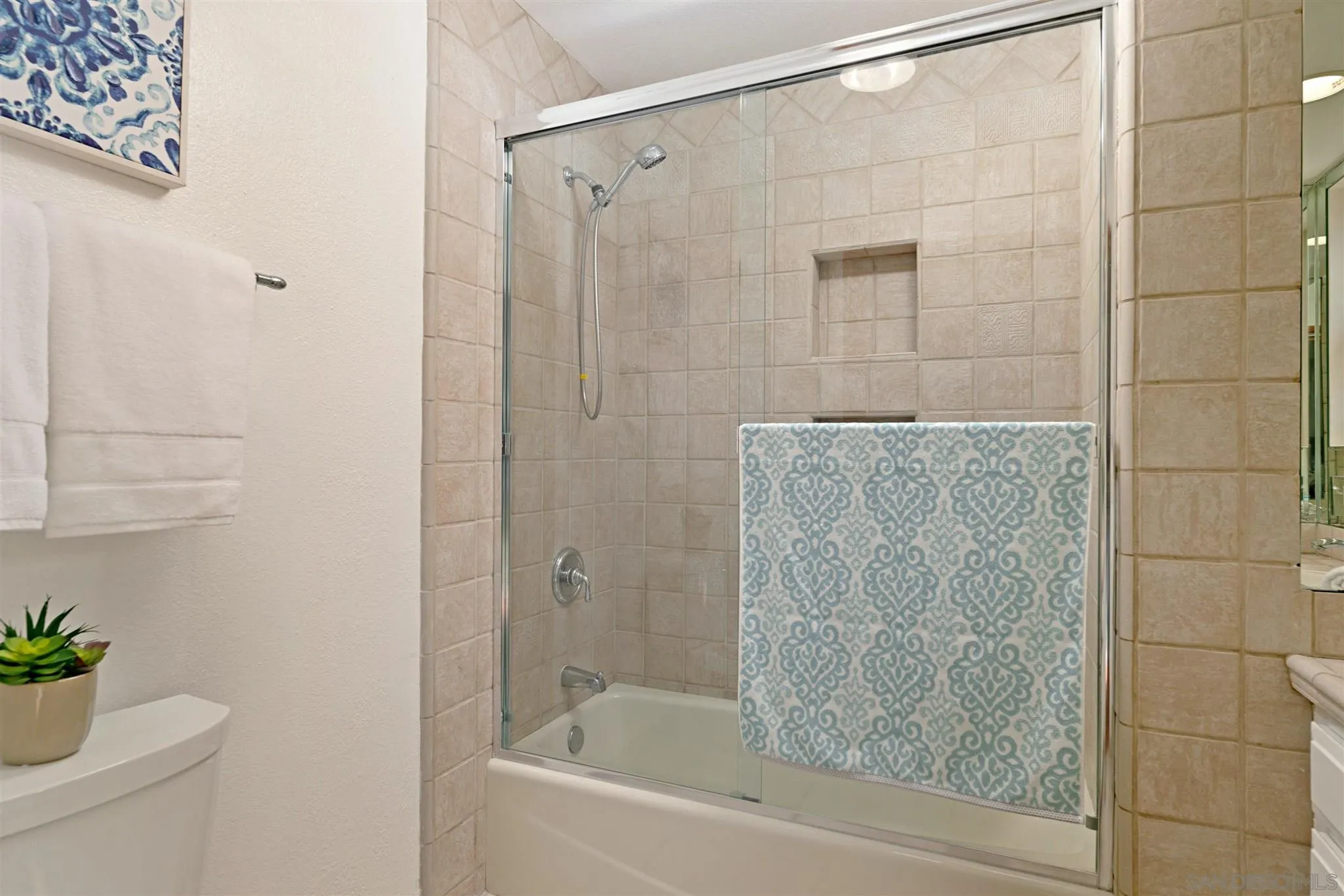 574 Gardendale Road Encinitas, CA 92024 - Photo 20 of 53 a bathroom with a bathtub