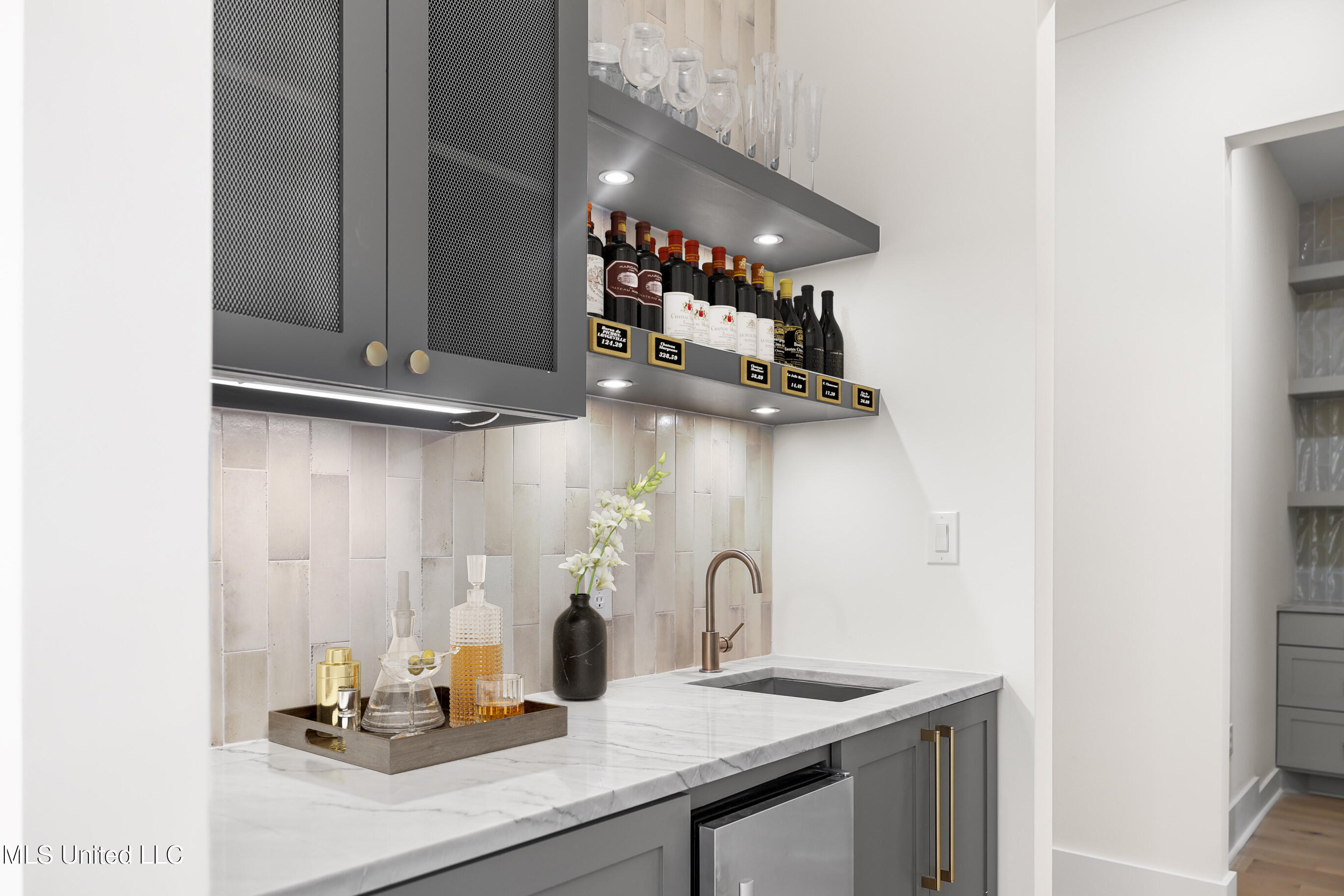 227 Parke Drive Ridgeland, MS 39157 - Photo 7 of 13 Wet Bar