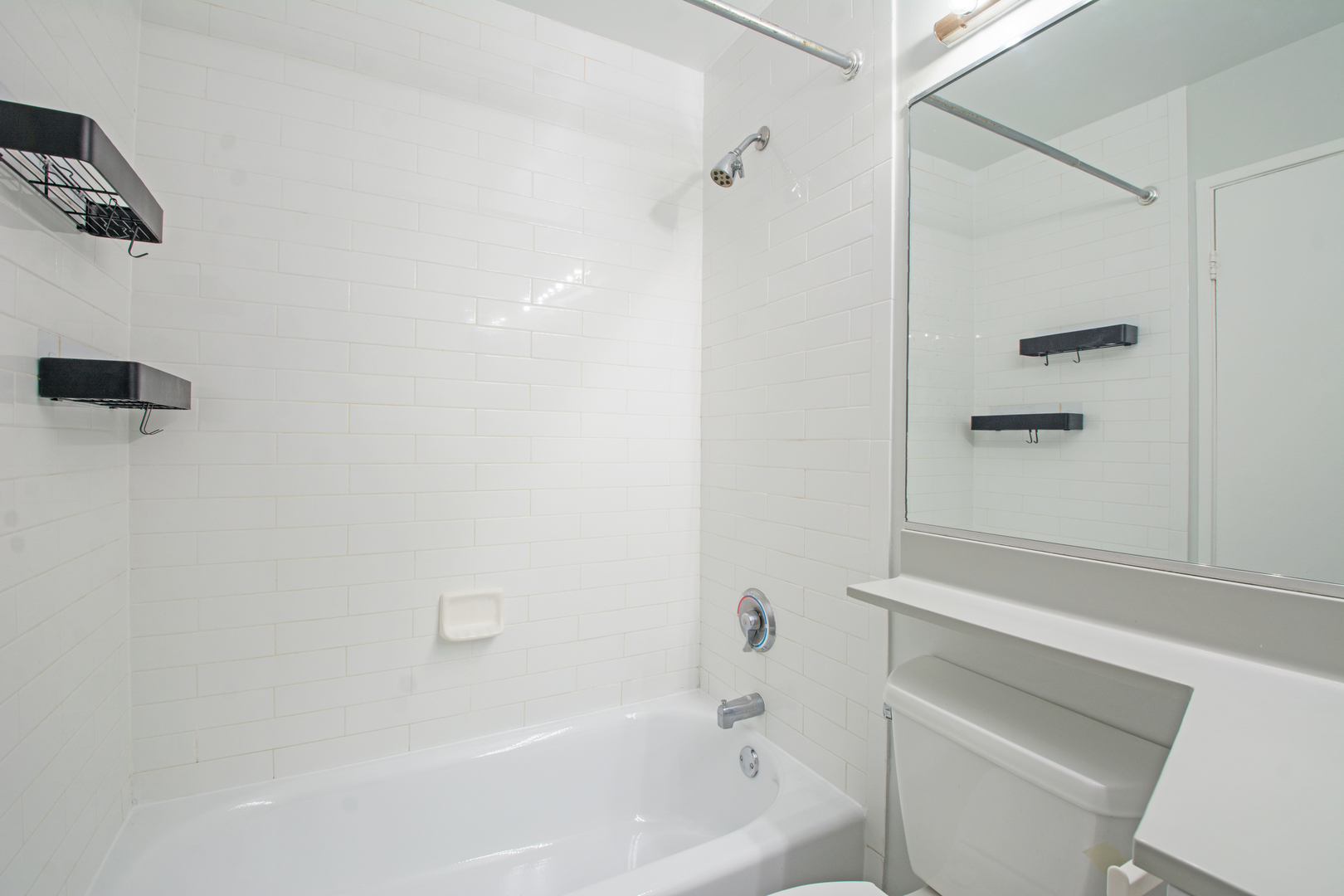 3660 North Lake Shore Drive, Unit 3910 Chicago, IL 60613 - Photo 17 of 25 a bathroom with a bathtub