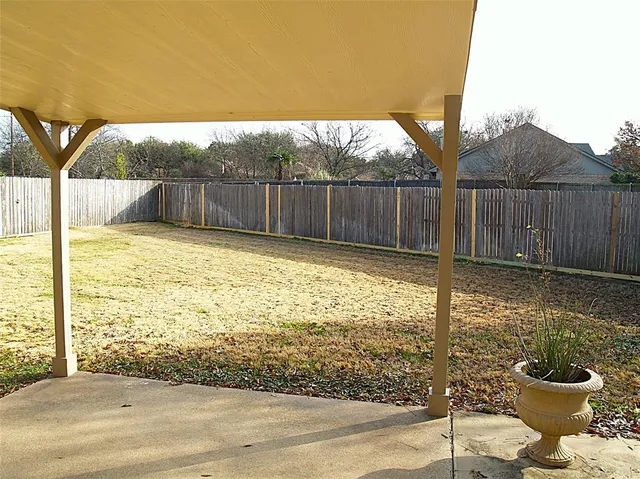 a view of a backyard
