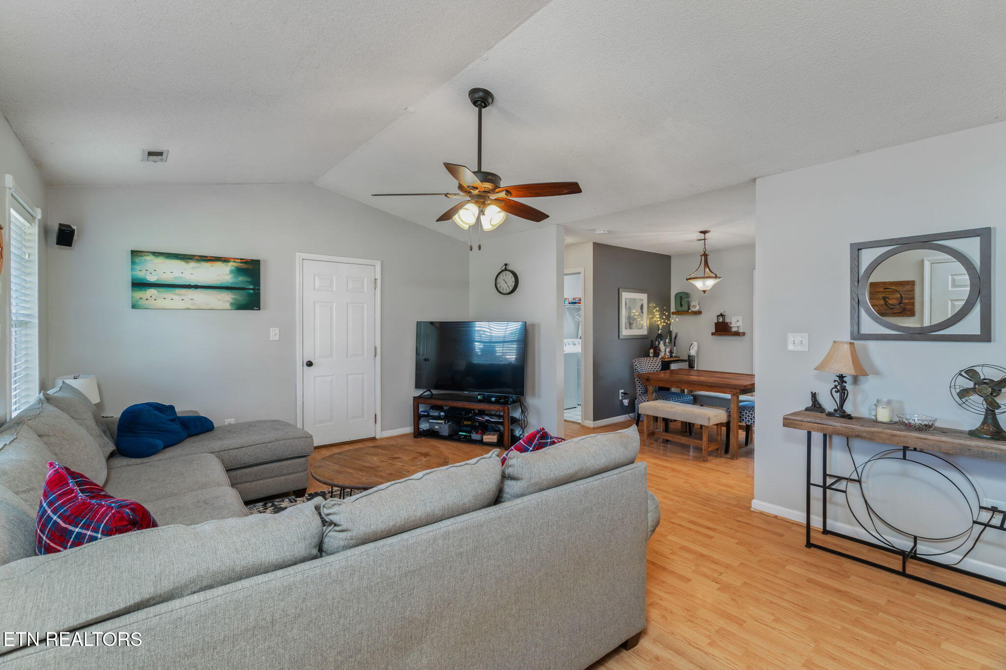 7527 Wheatmeadow Road Corryton, TN 37721 - Photo 4 of 33 Living Room