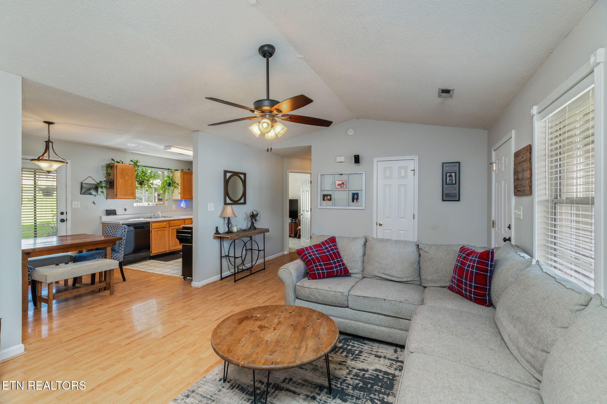 7527 Wheatmeadow Road Corryton, TN 37721 - Photo 7 of 33 Living Room