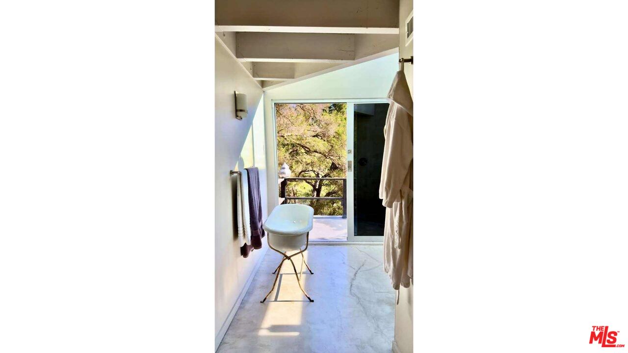 19562 Cave Way Topanga, CA 90290 - Photo 13 of 29 a view of entryway