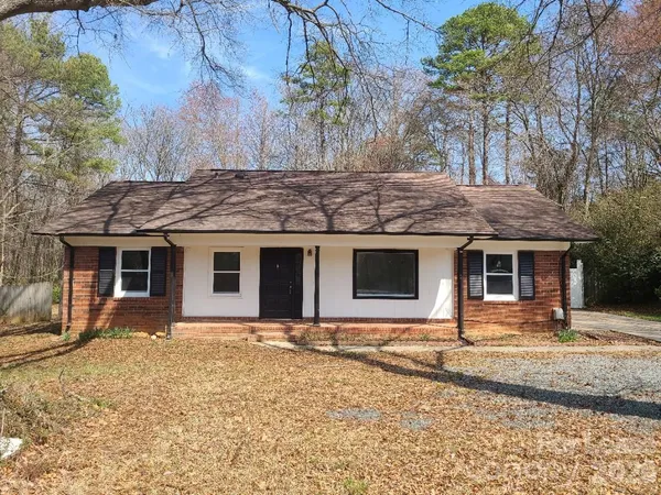 $1,800 | 711 East John Street, Matthews, NC 28105