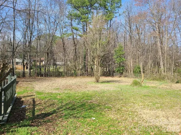 $1,800 | 711 East John Street, Matthews, NC 28105