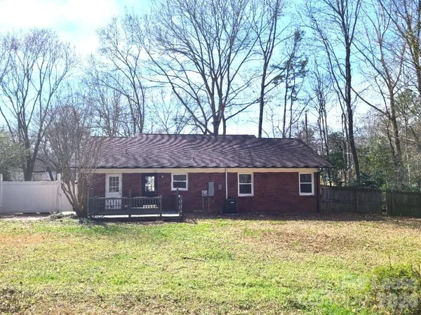 $1,800 | 711 East John Street, Matthews, NC 28105