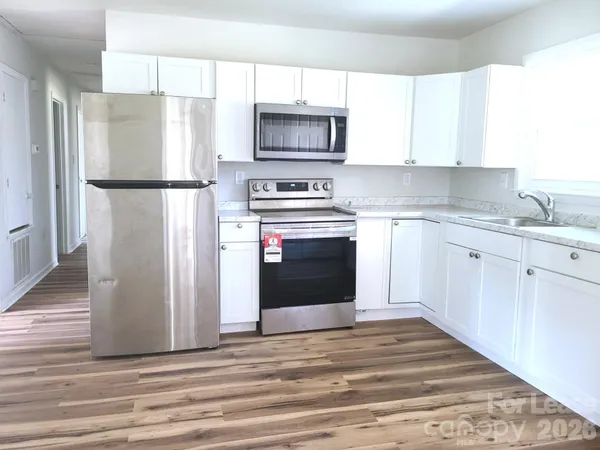$1,800 | 711 East John Street, Matthews, NC 28105
