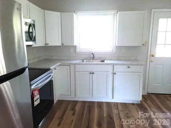 $1,800 | 711 East John Street, Matthews, NC 28105