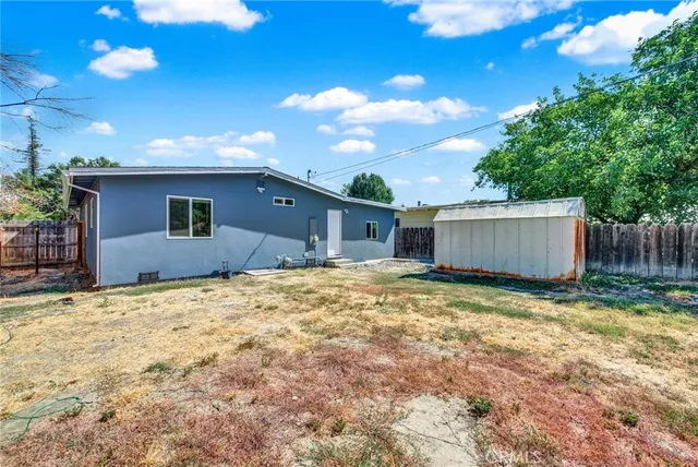 a view of a backyard