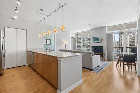 $439,900 | 330 West Grand Avenue, Unit 1707, Chicago, IL 60654