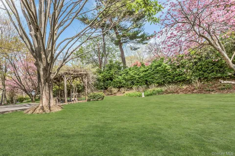 $1,399,000 | 11 Soundview Drive, Glen Cove, NY 11542