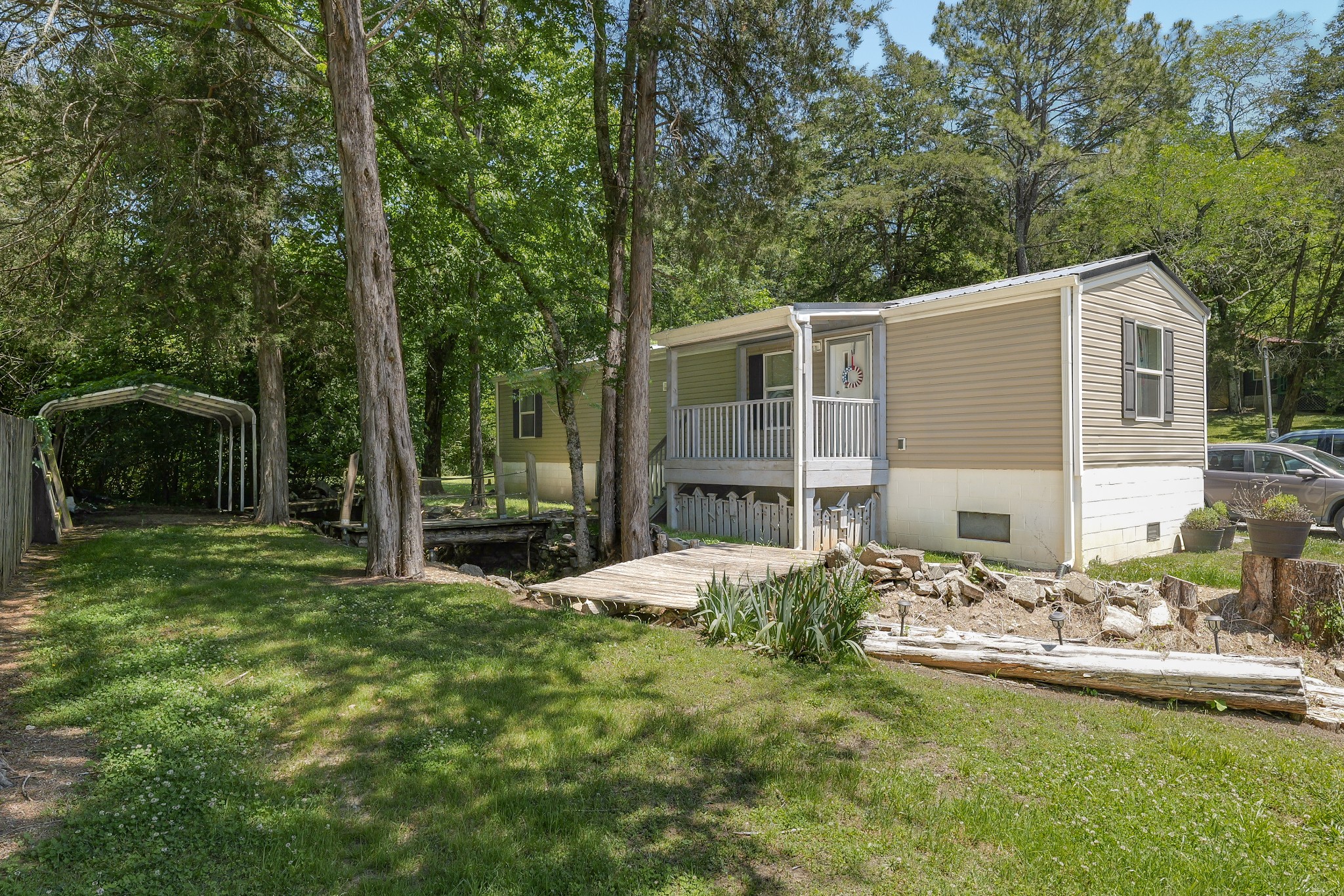 21 Lincoln Lake Road Kelso, TN 37348 - Photo 2 of 26 a backyard of a house with table and chairs