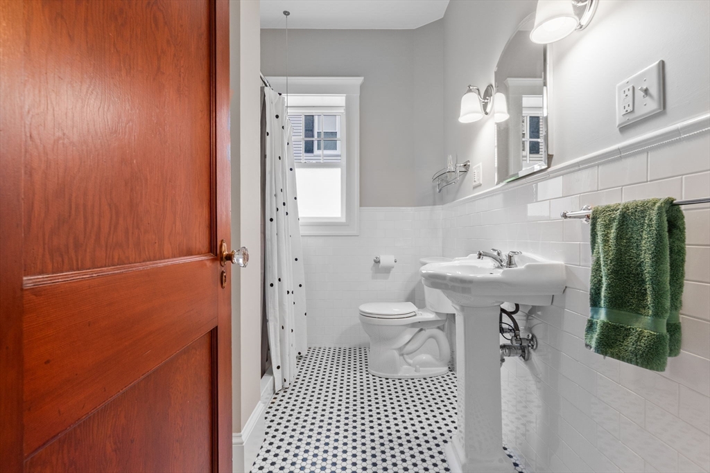 8 Newcastle Road Peabody, MA 01960 - Photo 31 of 38