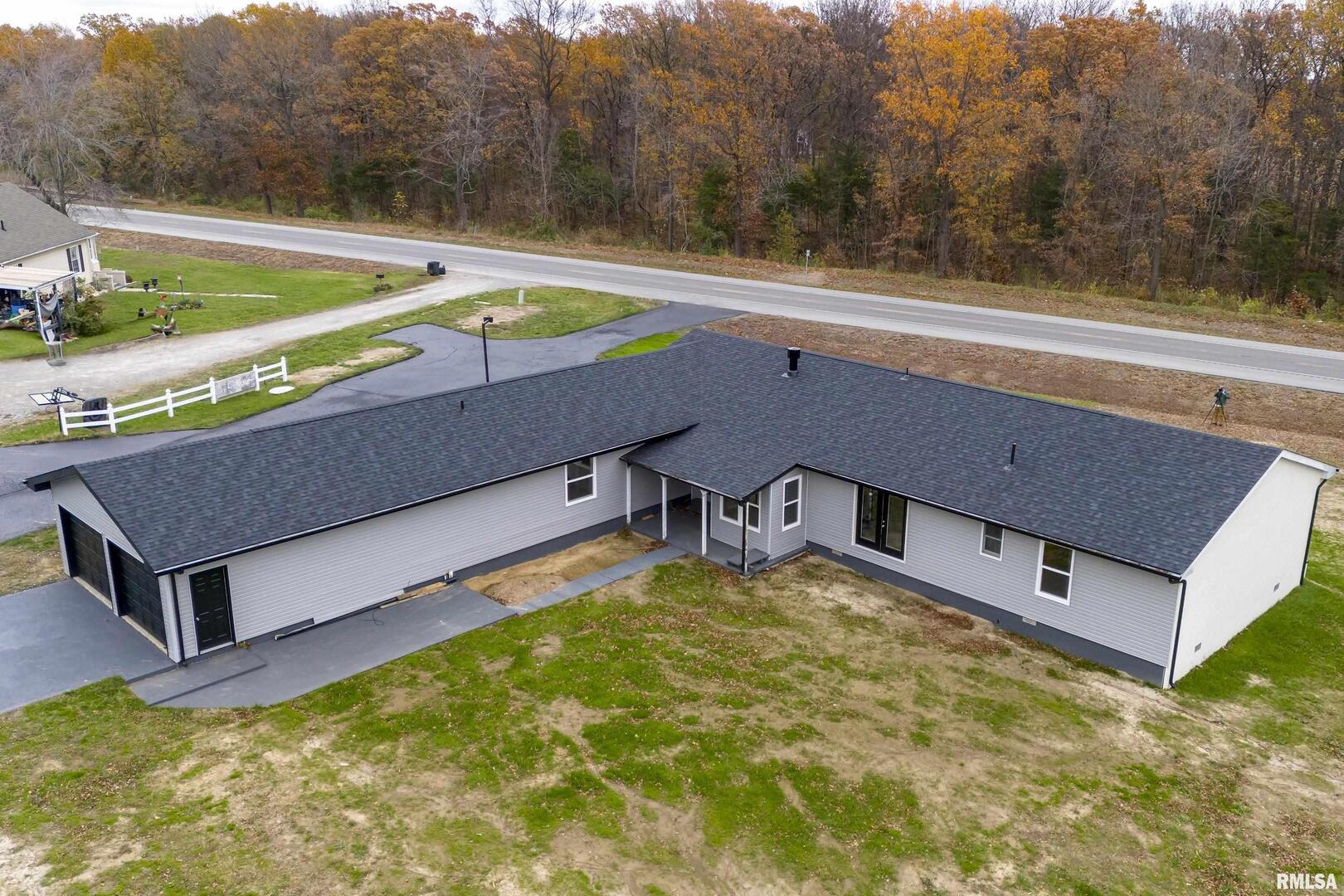 7837 Highway 37 Benton, IL 62812 - Photo 5 of 37 a view of a pool with a yard