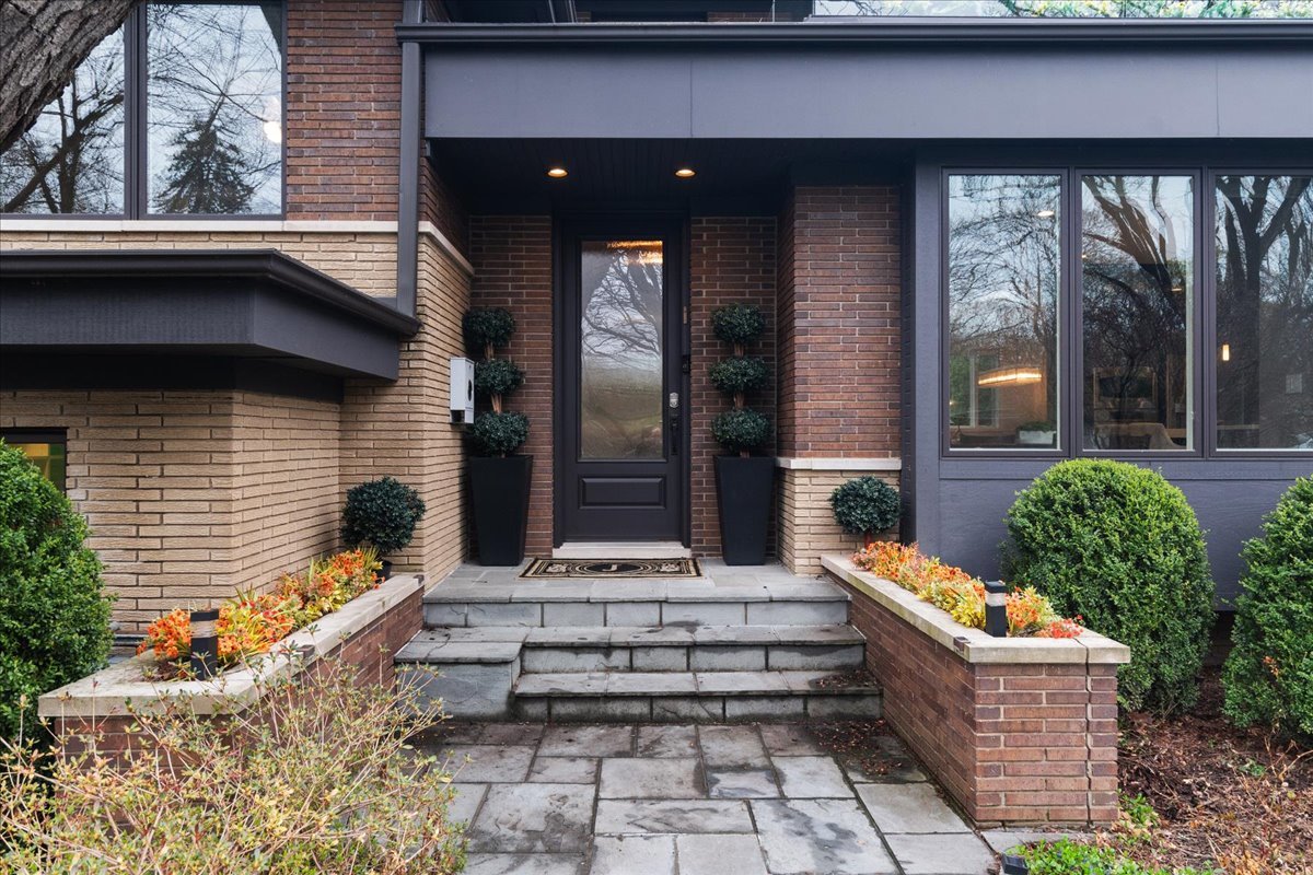 885 Oak Drive Glencoe, IL 60022 - Photo 2 of 35