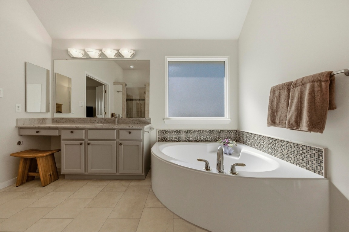 4705 Foster Ranch Road Austin, TX 78735 - Photo 18 of 40 Nice soaking tub!