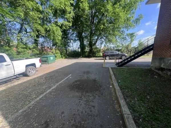 a view of a back yard
