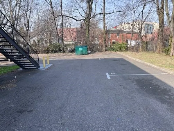 a view of a backyard