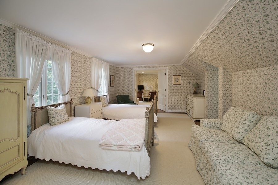 641 Briar Lane Northfield, IL 60093 - Photo 25 of 35 a living room with furniture and a couch