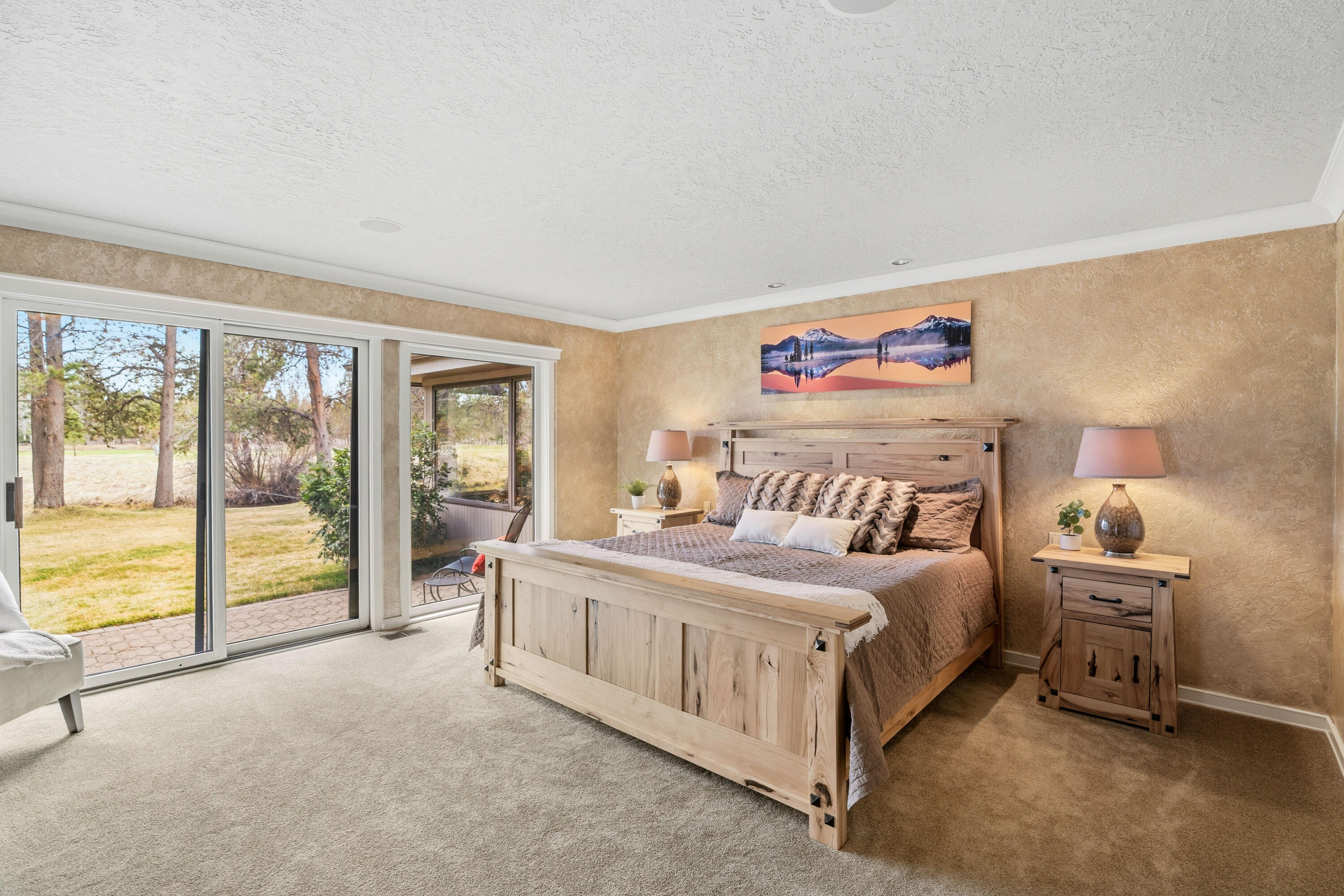 17995 North Course Lane, Unit 8 Sunriver, OR 97707 - Photo 22 of 44 Primary bedroom