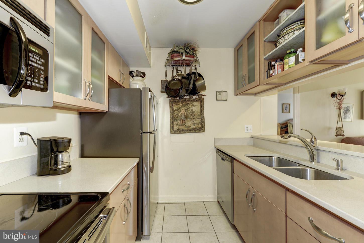 1029 North Stuart Street, Unit 405 Arlington, VA 22203 - Photo 5 of 20 Kitchen