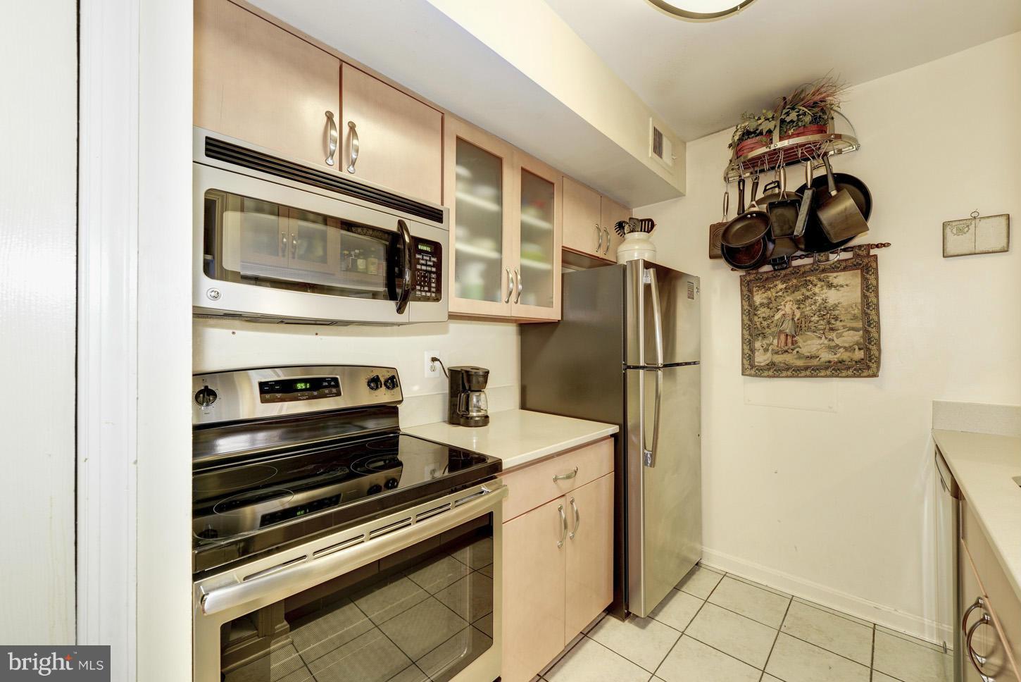 1029 North Stuart Street, Unit 405 Arlington, VA 22203 - Photo 6 of 20 Kitchen