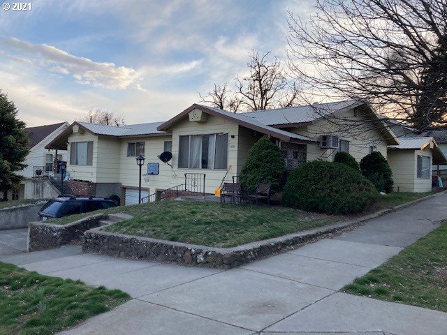 325 Northwest 4th Street Pendleton, OR 97801 - Photo 2 of 15