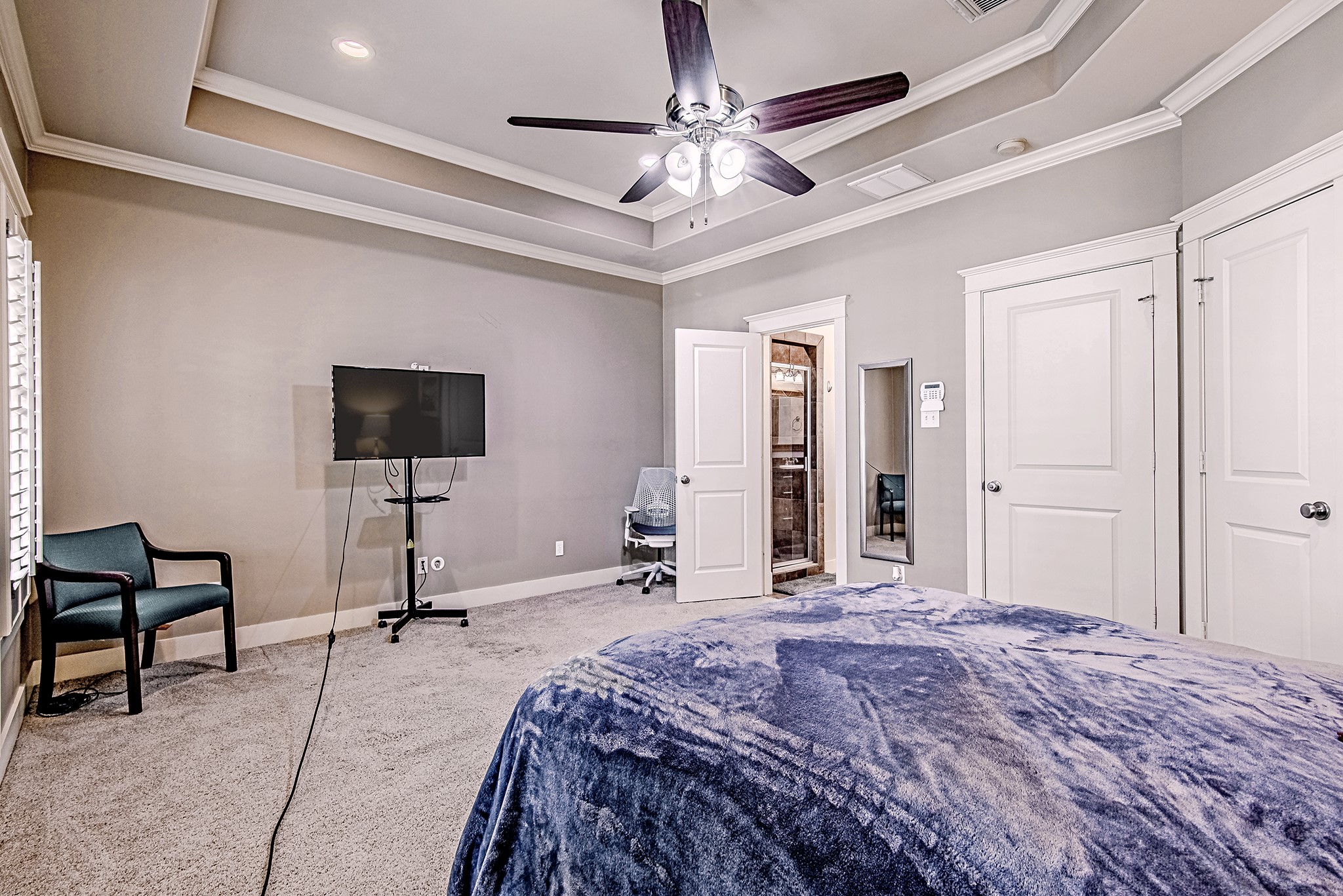 1425 Prince Street Houston, TX 77008 - Photo 14 of 22 Another view of the primary bedroom showcasing its spacious layout and natural light.