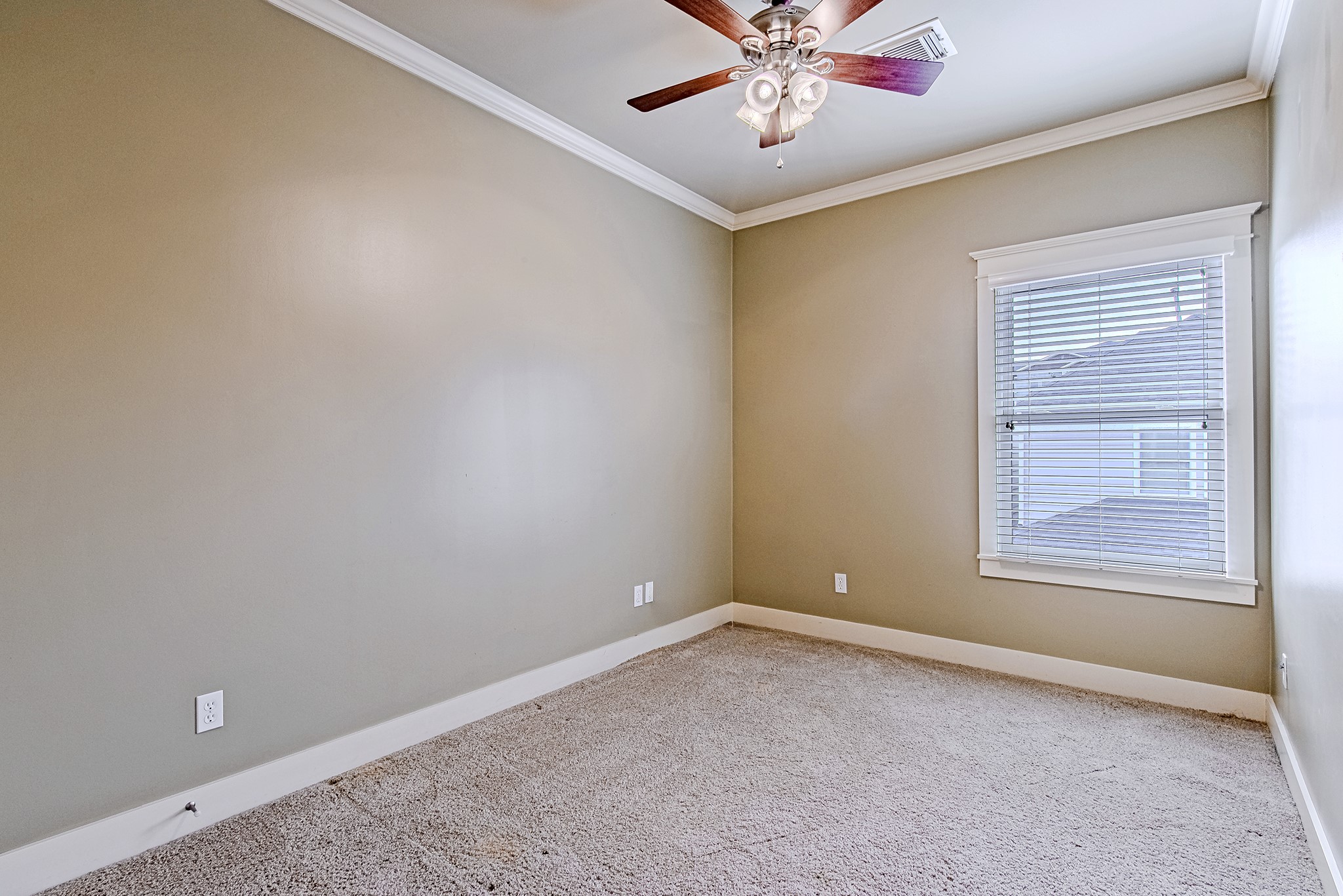 1425 Prince Street Houston, TX 77008 - Photo 16 of 22 Secondary bedroom with neutral tones and natural light.