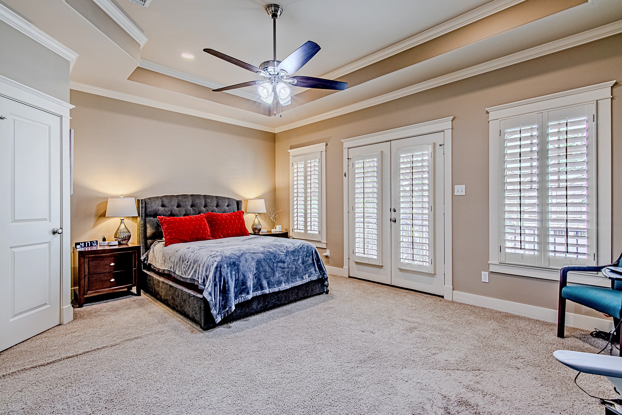 1425 Prince Street Houston, TX 77008 - Photo 2 of 22 Primary bedroom with tray ceiling detail, large windows, and a relaxing ambiance.