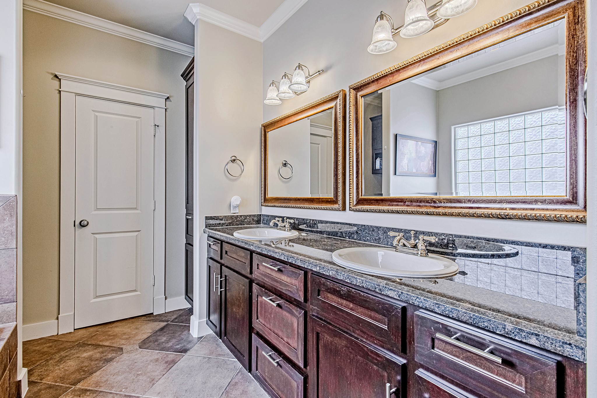 1425 Prince Street Houston, TX 77008 - Photo 3 of 22 Primary bathroom with dual vanities and ample counter space.